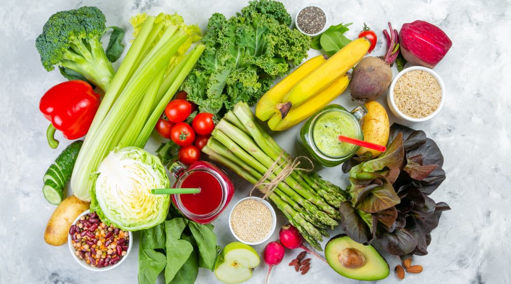 Zdrave navike alkaline diet concept fresh foods on rustic background